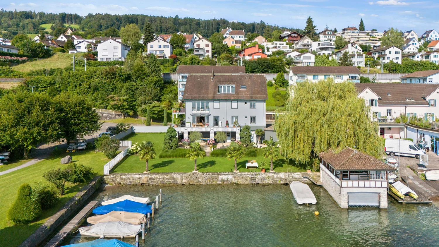 Wohnliegenschaft mit Garten direkt am Zürichsee